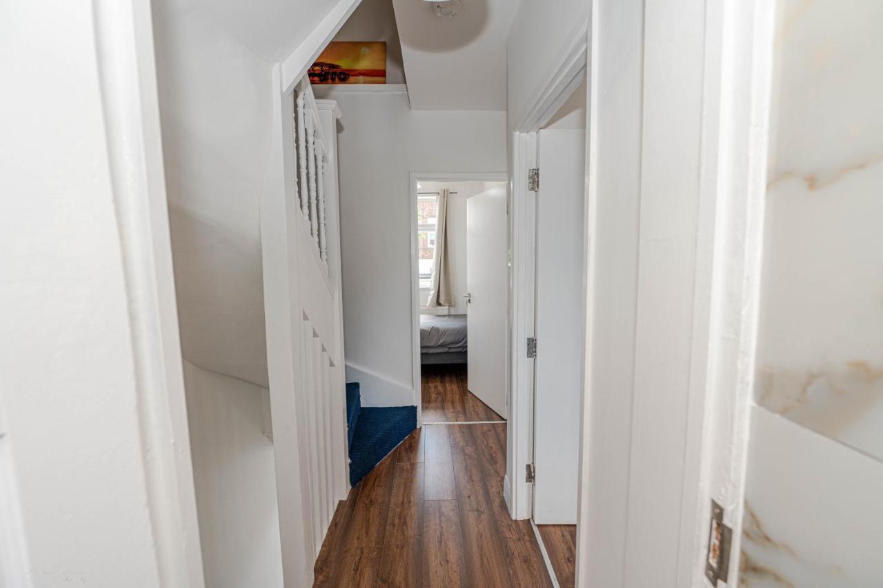 4 Bedrooms,2 Bathrooms House With Free Parking Plumstead  Eksteriør bilde