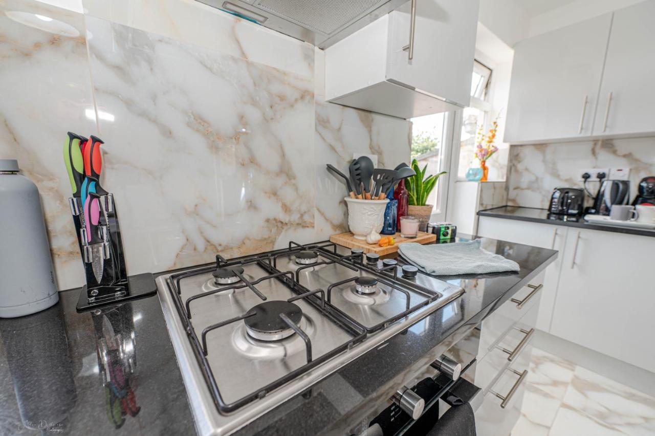 4 Bedrooms,2 Bathrooms House With Free Parking Plumstead  Eksteriør bilde