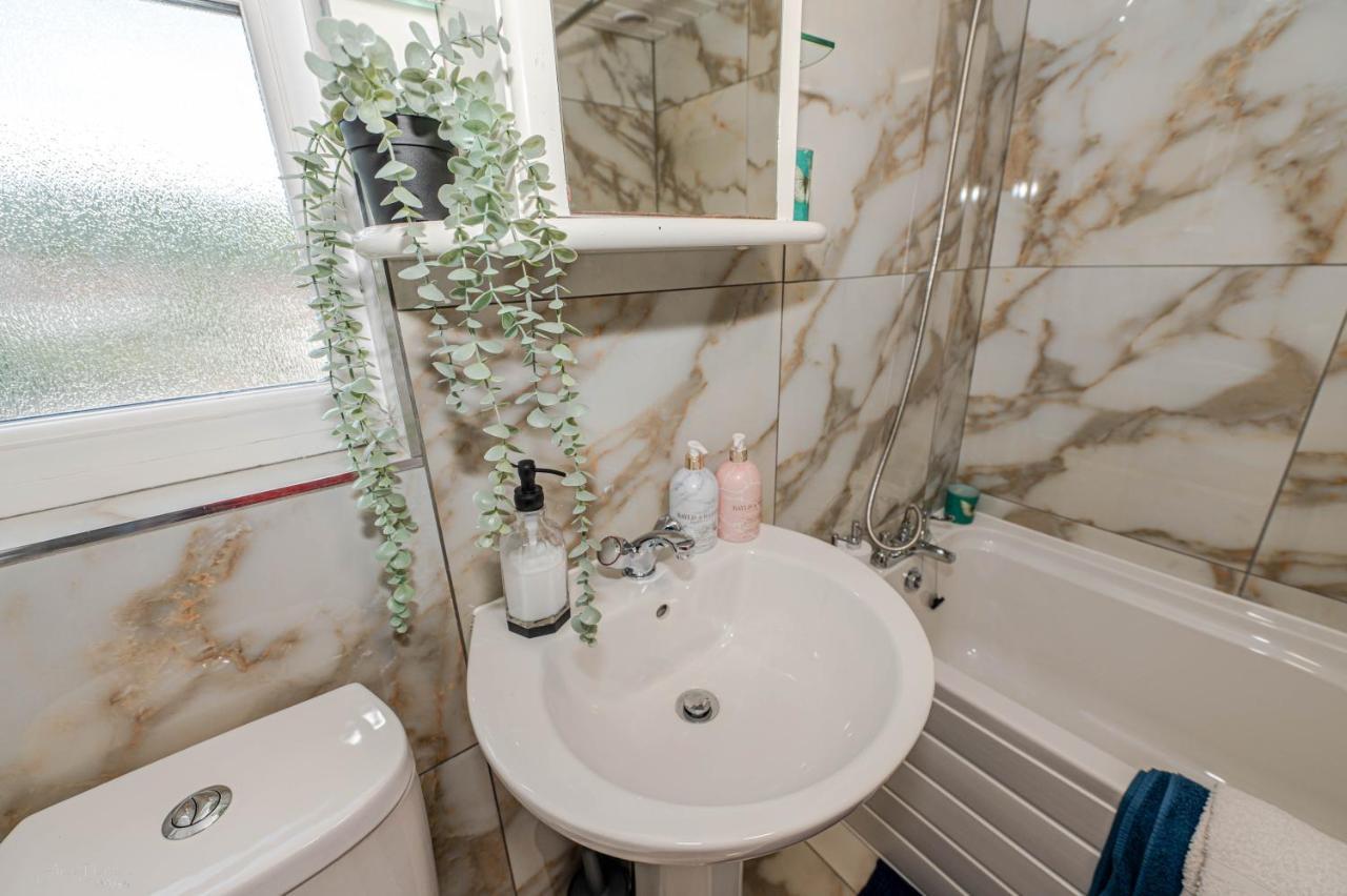 4 Bedrooms,2 Bathrooms House With Free Parking Plumstead  Eksteriør bilde