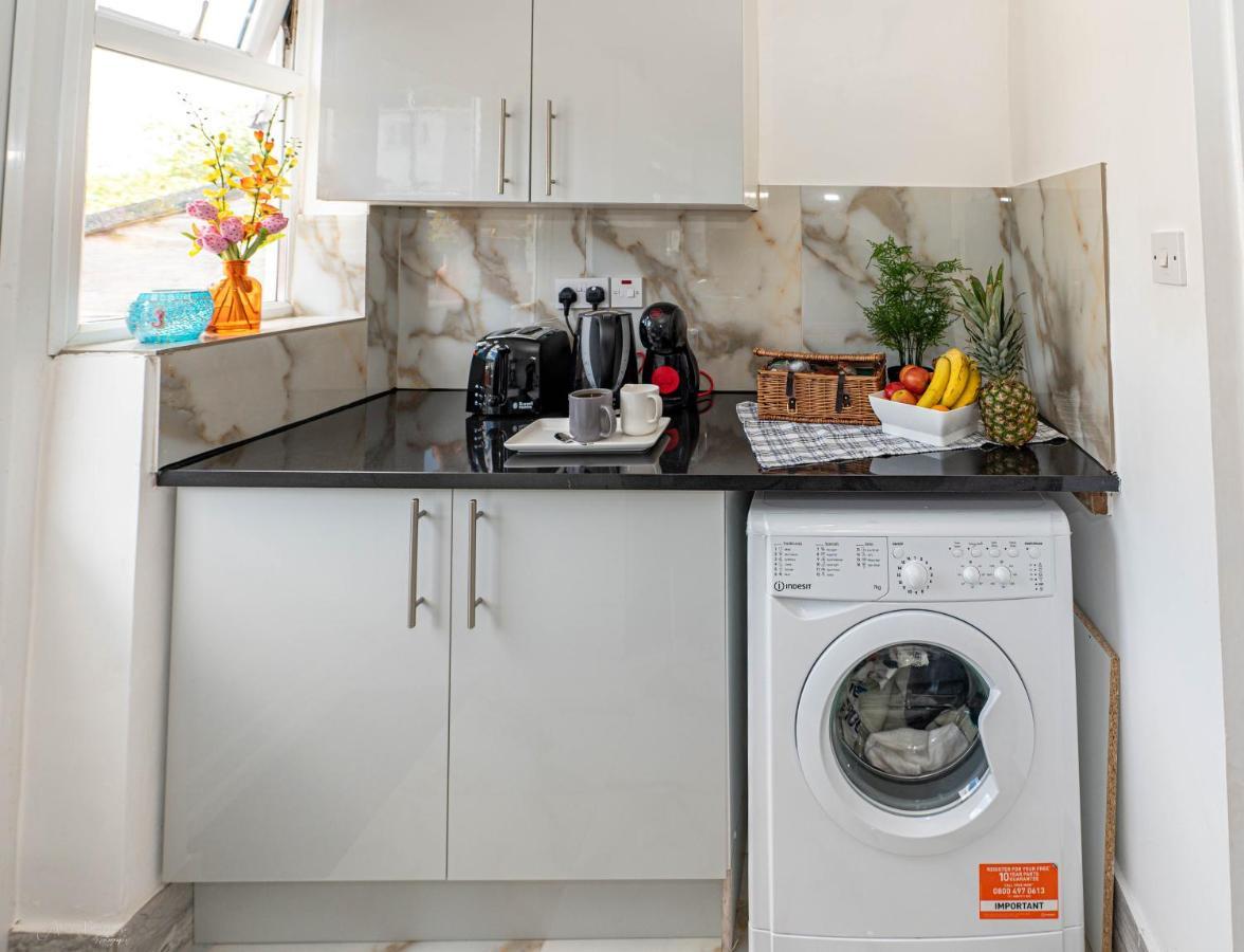 4 Bedrooms,2 Bathrooms House With Free Parking Plumstead  Eksteriør bilde