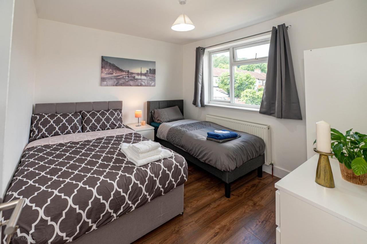 4 Bedrooms,2 Bathrooms House With Free Parking Plumstead  Eksteriør bilde