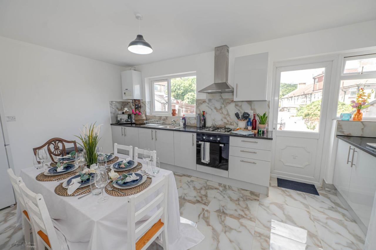 4 Bedrooms,2 Bathrooms House With Free Parking Plumstead  Eksteriør bilde