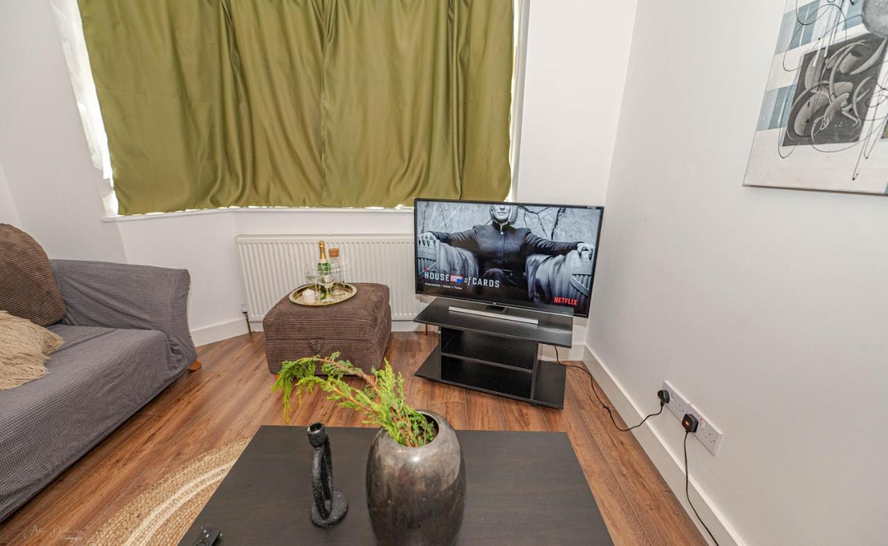 4 Bedrooms,2 Bathrooms House With Free Parking Plumstead  Eksteriør bilde