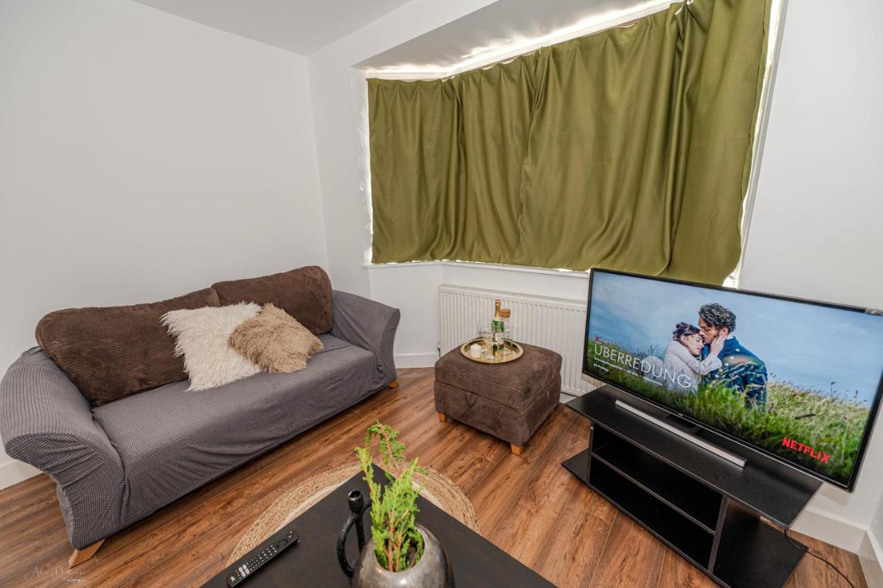 4 Bedrooms,2 Bathrooms House With Free Parking Plumstead  Eksteriør bilde