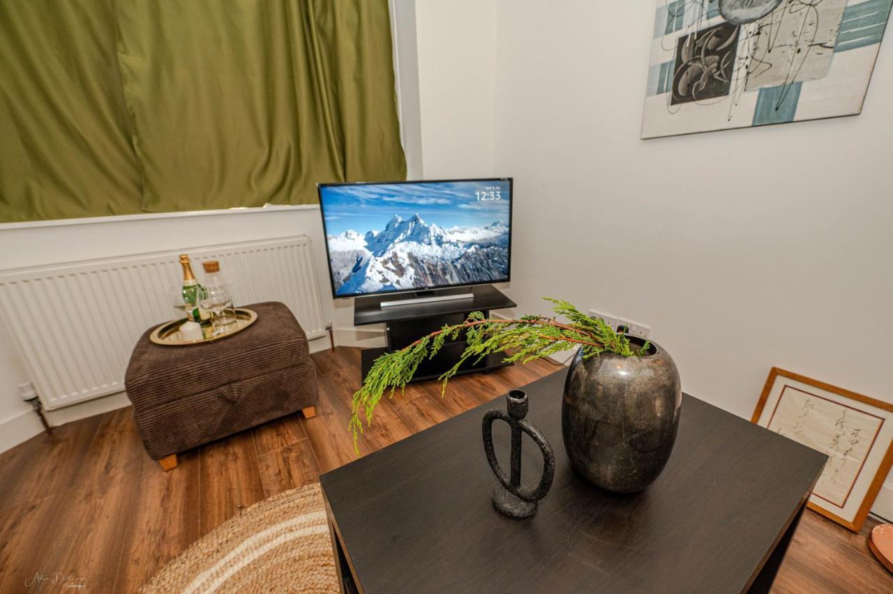 4 Bedrooms,2 Bathrooms House With Free Parking Plumstead  Eksteriør bilde